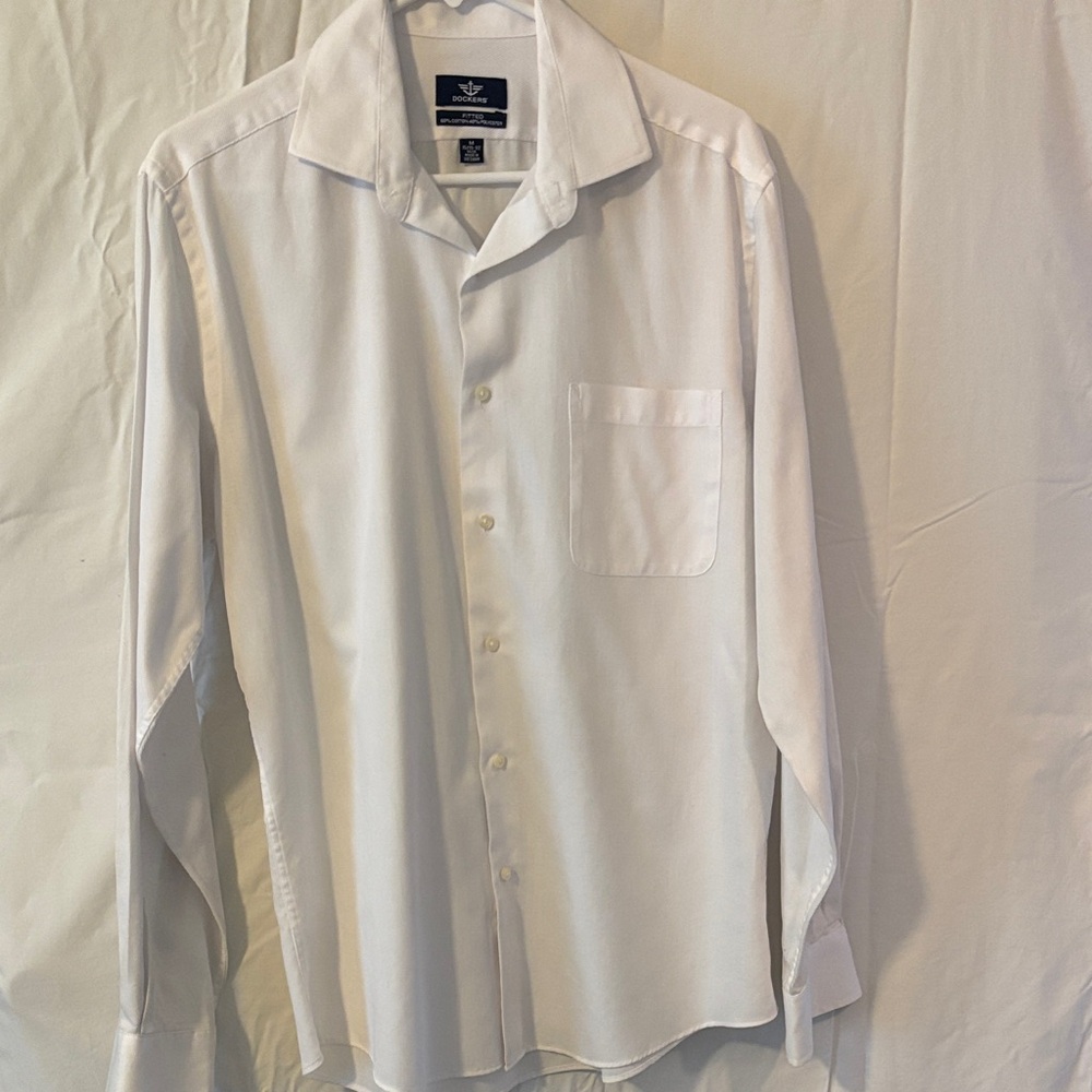 Dockers Men's Fitted White Long Sleeve Dress Shirt with Chest Pocket Size M